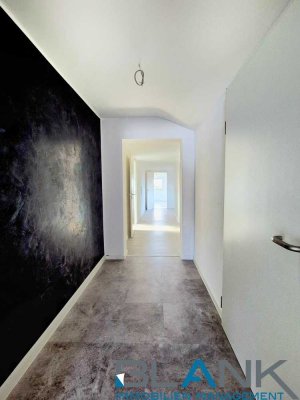 Solide Kapitalanlage in ruhiger Lage: Neuwertige 3-Zimmer-Dachgeschosswohnung mit Einbauküche