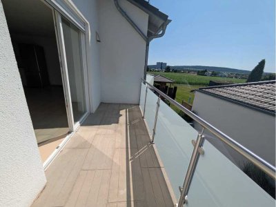Neuwertige 4 Zimmerwohnung mit Carport