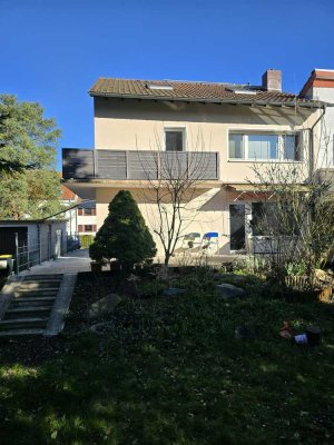 Großzügiges Familienhaus mit außergewöhnlich privatem Garten in Frankfurt Schwanheim