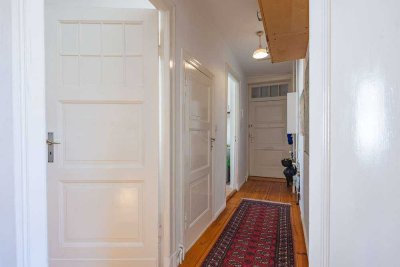 Charmante 2-Zimmer-Altbauwohnung mit Balkon und originalen Holzdielen im Herzen von Charlottenburg