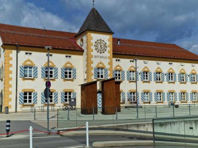 Familienfreundliche 3 Zi-Whg. mit Balkon vis-à-vis vom Rathaus