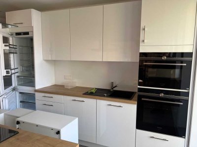 Stilvolle, sanierte 4-Raum-DG-Wohnung mit luxuriöser Innenausstattung mit Balkon und EBK in Hannover