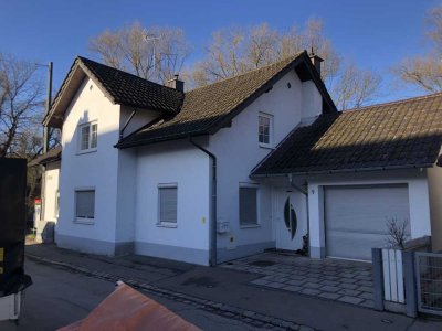 Schönes ruhiges Einfamilienhaus am Park mit Bach und Zentral gelegen. Mit Garage und Einfahrt.