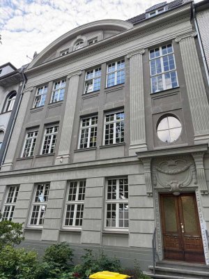 Erstbezug nach Sanierung - Stilvolle Altbauwohnung mit Terrasse & Gartenzugang