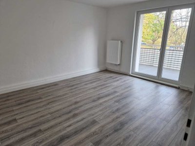 Wundervolle, frisch renovierte 2-Zimmer-Wohnung mit großzügigem Balkon im Erdgeschoss zu vermieten
