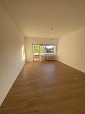 Helle, frisch renovierte 2-Zimmer-Wohnung, 2 Balkone, inkl. neuer Einbauküche in Mainz-Bretzenheim