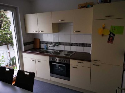 Gepflegte Hochparterre-Wohnung mit zwei Zimmern sowie Balkon und EBK in Bremen