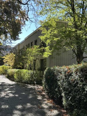 Renovierungsbedürftige helle Wohnung mit eigenem Gartenanteil