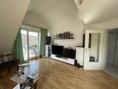 2-Raum-DG-Wohnung mit Charme, gehobener Innenausstattung und Balkon