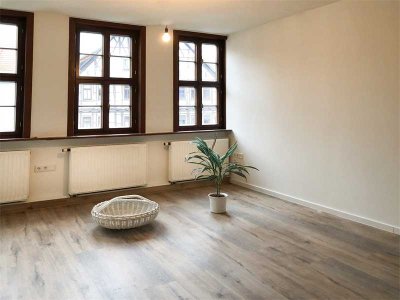 Großzügige helle 4 Zimmer Wohnung am Lutherplatz