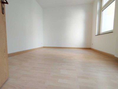 Helle neurenovierte Singlewohnung mit offene Wohnküche im ruhigen Haus mit freundlichen Nachbarn!