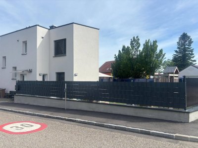 Vollmöbiliertes Reihenhaus mit Garten und Garage in Spillern