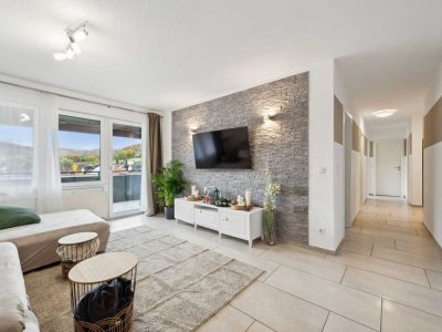 Luxuriöse 4-Zimmer-Wohnung mit großem Balkon, offener Wohnküche und Gartenmitbenutzung in Kuchen