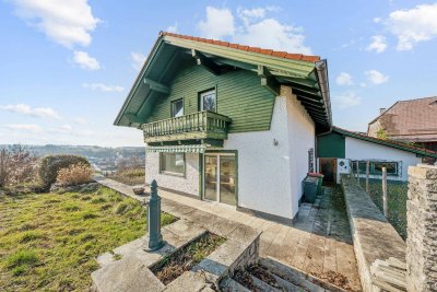 AUSSICHTSLAGE: SANIERUNGSBEDÜRFTIGES EINFAMILIENHAUS MIT GARAGE IN OBERNDORF