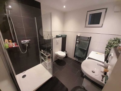 Uninahe, modernisierte 1-Raum-Erdgeschosswohnung mit Balkon in Siegen