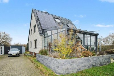 Energetisch saniertes Einfamilienhaus mit PV Anlage und Wintergarten