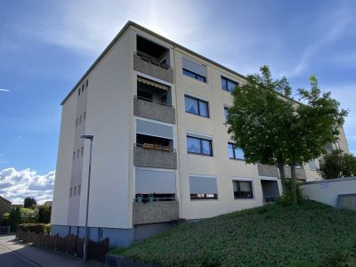 Geschmackvolle Wohnung mit drei Zimmern sowie Balkon und Einbauküche in Ronnenberg