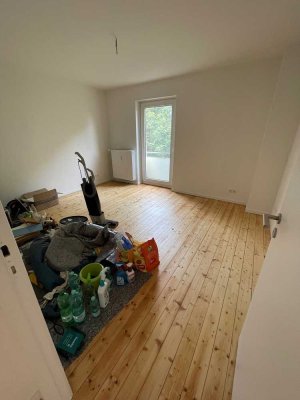 "Erstbezug" nach Sanierung: helle 3-Zimmer-Wohnung mit Balkon in Lübeck-Karlshof