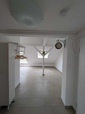 Schöne 2-Zimmer-DG-Wohnung mit Dachbalkon in zentraler Lage in Ludwigshafen am Rhein