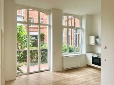 MODERNE SINGLEWOHNUNG MITTEN IN DER ALTSTADT!  2 Zimmer, Einbauküche und kleine Terrasse