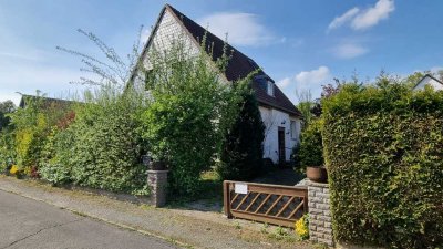 Freistehendes Einfamilienhaus mit 8 Zimmern. Einliegerwohnung und Fernwärme möglich