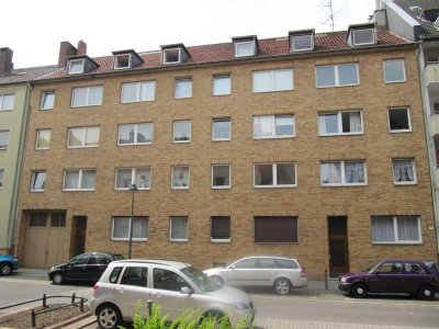 Vollständig renovierte 1-Zimmer-Dachgeschosswohnung mit Single Küche in Düsseldorf