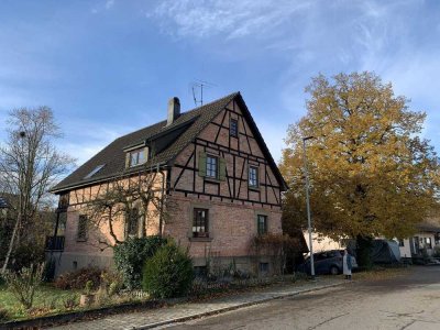 Paradies für eine (große) Familie: Wohnhaus mit Anbau und großem Garten