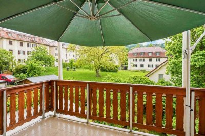 Charmante Altbauwohnung mit grünem Balkon & hohen Decken