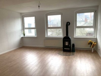 4 Raum Wohnung, Kaminofen, 120 m2 1.OG, Balkon, mitten in ZR , Gemeinschaftsgarten