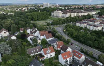 Attraktive 2-Zimmer-Dachgeschosswohnung mit Balkon und EBK in zentraler Lage