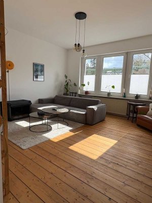 Altbau-Juwel aus 1900: Lichtdurchflutete 3-Zimmer-Wohnung mit Holzdielen & Gemeinschaftsterrasse