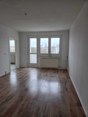 Helle geräumige 5-Raum-Wohnung mit Wannenbad, Balkon, Keller