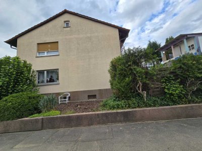 Tolle Lage !Zweifamilienhaus, 3. vorgelegt(Einlieger), Keller, Garagen und großen Garten