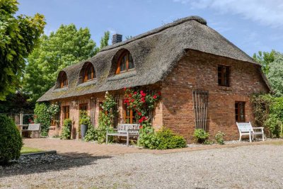 Stilvolles Reetdachhaus: courtagefrei, hochwertig ausgestattet, ruhig gelegen, mit großem Grundstück