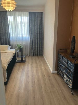 Drei Zimmer mit Balkon: Helle Dachgeschosswohnung in Spandau