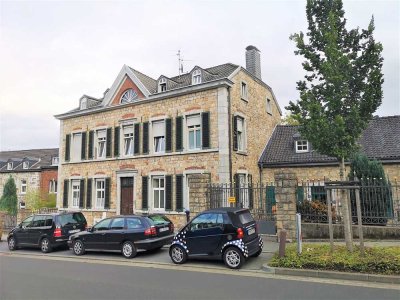 Moderne 2 Zimmer Dachgeschosswohnung mit EBK in zentrumsnaher Lage von Stolberg