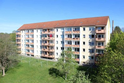 Ihr werdet diese 2-Raum-Wohnung lieben! Komfortabel saniert mit großem Bad und Südbalko...