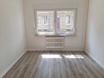 Sowas gibt es selten! Renovierte 2-Zimmer-Wohnung im Erdgeschoss mit kleinem Wintergarten!