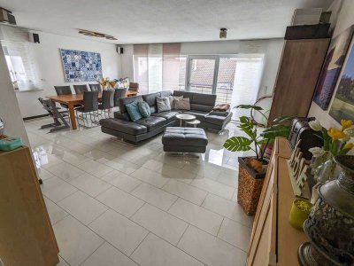 [von privat] Großzügige 4-Zimmerwohnung mit Balkon und Garage