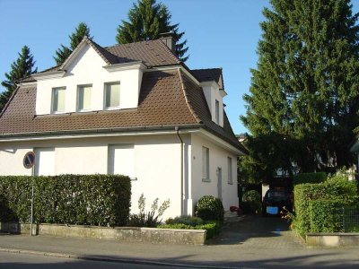 Schöne & helle 3,5-Zimmer Dachwohnung für 1-2 Pers. ! Mit Gartensitzplatz im 2-Familienhaus