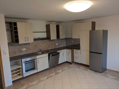 Helle 3 Zimmer Wohnung mit großen Balkon, Bad, Küche, Kfz-Stellplatz, Abstellraum EG