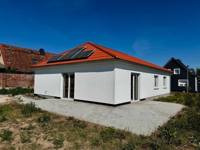 Fertiggestellter Neubau-Bungalow inkl. Küche, Carport und Terrasse