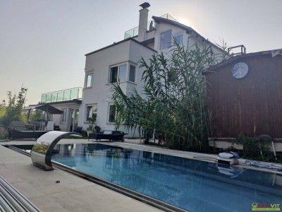 Panoramablick trifft Luxus: Exklusive Villa mit Pool und Seeblick in Krumpendorf.