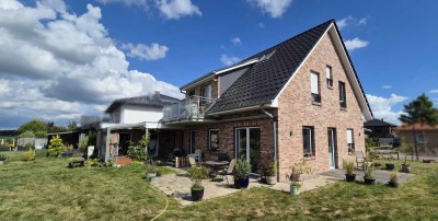 Neuwertiges Einfamilienhaus (KfW 55) inkl. Einliegerwohnung mit traumhaftem Blick über die Wiesen