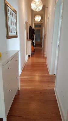 Bonner Südstadt: Stilvolle, sanierte 4-Zimmer-Altbauwohnung mit Balkon, EBK