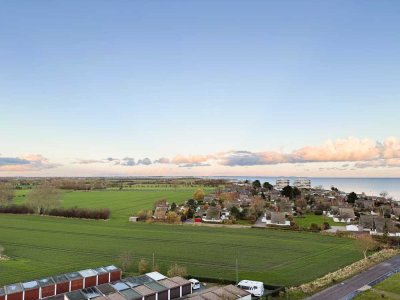 Helle 2-Zimmer-Wohnung mit Balkon und Panoramablick zur Eigennutzung oder als Anlage.