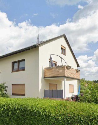 Sonnige 4-Zimmerwohnung in freistehendem 2-Familienhaus mit großem Gartenanteil & Garage in Pyrbaum