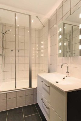 ** ETW KOMPLETT RENOVIERT MIT KÜCHENZEILE IN ZENTRALER LAGE**