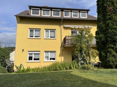 Sehr geflegtes 3-Familienhaus in Eltville OT: Ruhige sonnige Lage, Garage und herrlicher Blick