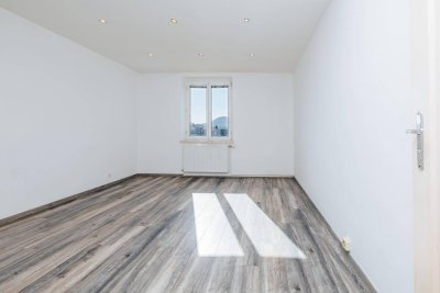 KEINE MAKLERGEBÜHR I HOCHWERTIGE BADEWANNE I DESIGN-EINBAUKÜCHE I BAHNHOFSNAH I MODERNISIERT I HAUSTIERFREUNDLICH I MODERNER WOHNSTIL I DURCHDACHTER GRUNDRISS I PROJEKT WOHNEN I